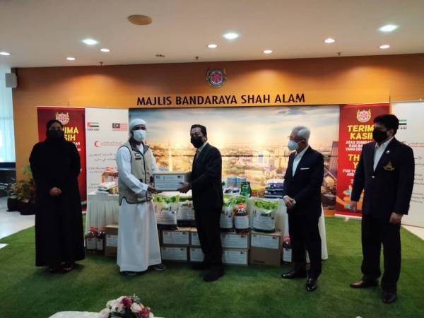 Zamani (tengah) mewakili MBSA menerima sumbangan disampaikan Mohamed Salim.