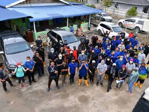 Pasukan Bencana Istana Negara meneruskan misi bantuan kepada mangsa banjir dengan melakukan kerja-kerja pembersihan beberapa buah rumah dan kawasan persekitaran Taman Wijaya, Karak, Pahang hari ini. -Foto Istana Negara