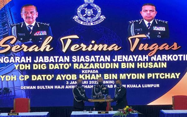 Upacara serah terima tugas daripada Razarudin (kiri) kepada Datuk Ayob Khan (kanan) sambil disaksikan oleh Acry Sani (tengah)