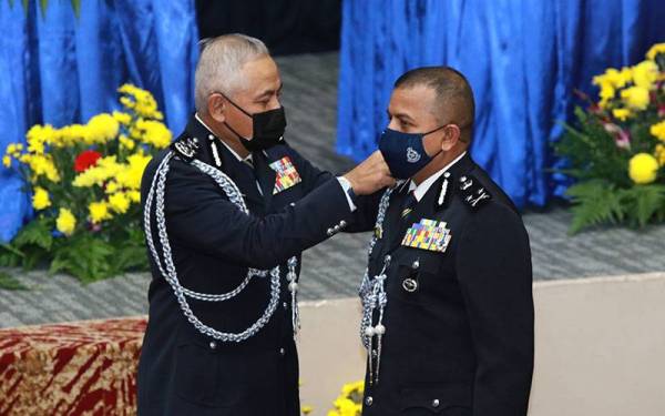 Upacara pemakaian pangkat oleh Acryl Sani (kiri) kepada Ayob Khan (kanan).