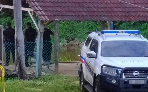 Lokasi penemuan sebutir bom lama di Sungai Gertak Kertitir, Pengkalan Datu, Pasir Tumboh pada Isnin.