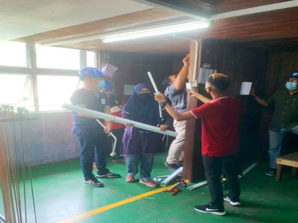 Noor Haslinda (dua dari kiri) nekad untuk lebih serius bergelar 'mek karan' dan menjadikan bidang elektrik sebagai sumber pendapatan utama keluarga.