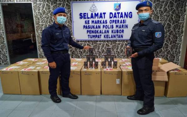 Pegawai PPM Wilayah Tiga Pengkalan Kubor merampas pod vape bernilai RM475,000 yang cuba diseludup ke negara jiran dalam serbuan di sebuah stor kosong Kampung Tebing, Tumpat pada Isnin.
