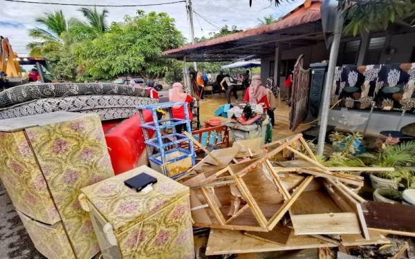 Keadaan rumah penduduk yang terjejas banjir.