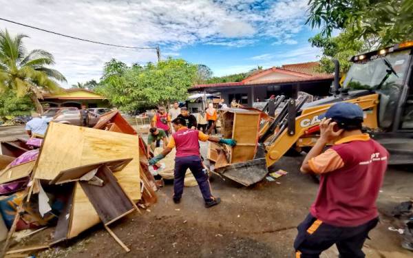 Pelbagai pihak tampil membantu membersihkan rumah mangsa banjir.