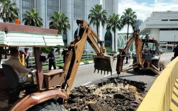 Kerja-kerja pembaikan oleh Dewan Bandaraya Kuala Lumpur dijangka mengambil masa dua hingga ke tiga hari. - Foto ihsan ITIS DBKL