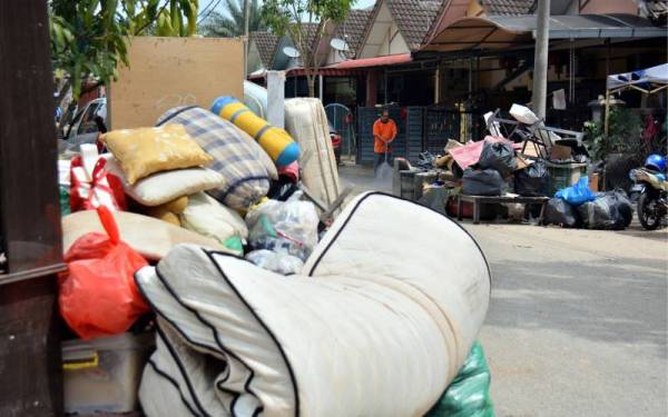 Sampah sarap dan perkakasan rumah yang rosak akibat banjir. - Foto fail Bernama