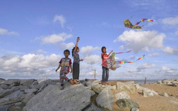 Amaran hujan berterusan dikeluarkan MetMalaysia untuk lima negeri iaitu Terengganu, Pahang, Negeri Sembilan, Melaka dan Johor pada Isnin, kini ditamatkan susulan cuaca dijangka bertambah baik. - Foto Bernama