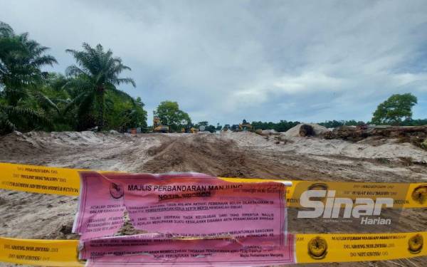 Notis amaran daripada Majlis Perbandaran Manjung dilekatkan di pintu masuk tapak projek perlombongan pasir silika di Pantai Pasir Panjang di Segari.