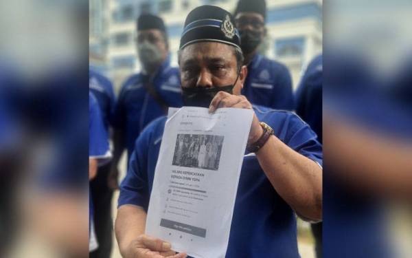 Mokhtar Omar menunjukkan tangkap layar petisyen tersebut ketika ditemui di hadapan IPD Dang Wangi.