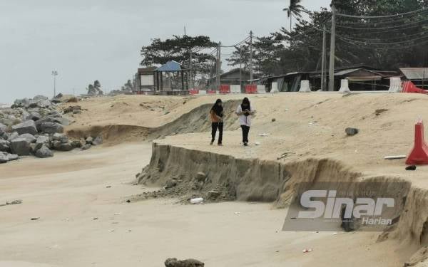Sebahagian laluan di Kampung Kolam menghala ke Kg Pengkalan Maras di Kuala Nerus ditutup kepada kenderaan akibat masalah hakisan.