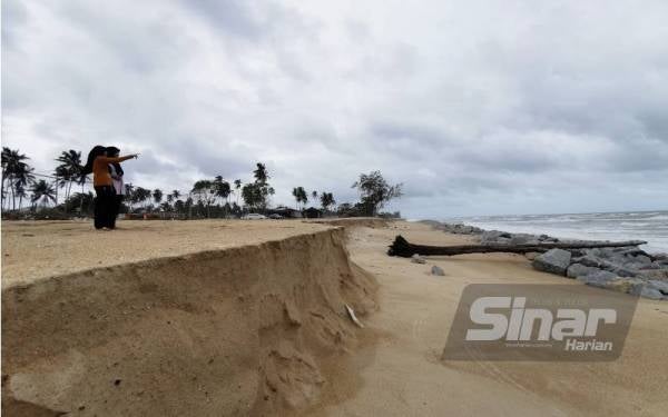 Keadaan hakisan yang berlaku di Kampung Kolam, Mengabang Telipot, di Kuala Nerus.