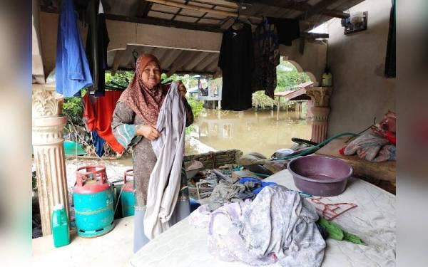 Junaidah mengakui masih banyak pakaian yang ditenggelami banjir sebelum ini belum dicucinya.