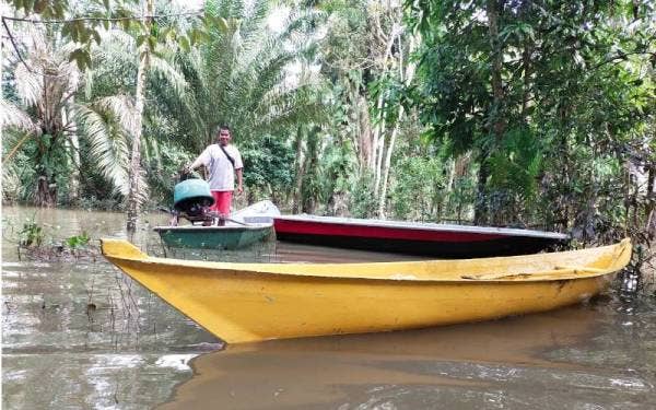 Mohd Sakeri menggunakan bot sebagai pengangkutan utama dalam urusan harian untuk membeli makanan dan keperluan lain.