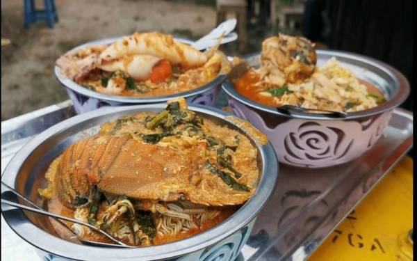 Antara menu pilihan bagi hidangan mi segera yang dimasak di dalam buluh.