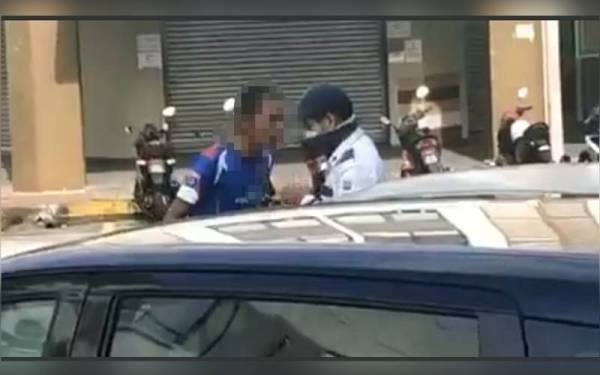 Tular video seorang lelaki bertindak mengugut penguat kuasa MPKS dalam kejadian di daerah Kuala Selangor pada Selasa.