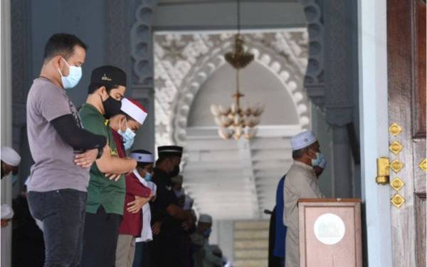 Kelantan membenarkan solat Jumaat dan fardu mengikut kapasiti masjid. - Foto Bernama