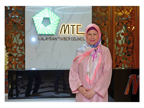 Norrida di hadapan pintu masuk Ibu Pejabat MTC di Kuala Lumpur.