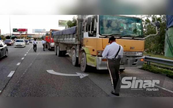 Polis menahan lori yang didapati memotong 'Q' di persimpangan lampu isyarat Jalan Nilai-Salak-Jalan Bandar Baru Nilai 6/1 dan persimpangan lampu isyarat Jalan Persiaran Pusat Bandar - Tol Nilai pada Selasa.