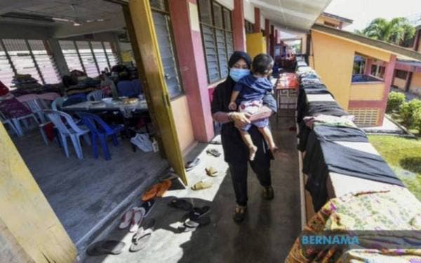 PIBG sifatkan langkah KPM tangguh sesi persekolahan bagi institusi pendidikan di negeri-negeri terlibat bencana banjir sebagai keputusan tepat.- Foto Bernama