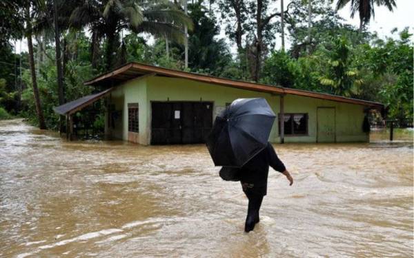 Banjir gelombang ketiga di Terengganu berakhir dengan penutupan PPS terakhir di daerah Kemaman secara rasmi jam 12 tengah hari. - Foto Bernama