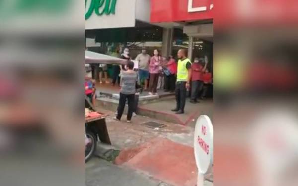 Tangkap layar video berdurasi 35 saat yang menunjukkan keadaan kecoh di PPV Vision College di Kelana Jaya pada Selasa.
