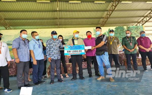 Hajiji menyampaikan bantuan wang ihsan dan bakul makanan kepada mangsa banjir yang ditempatkan di PPS Dewan Komuniti Kota Marudu pada Rabu.