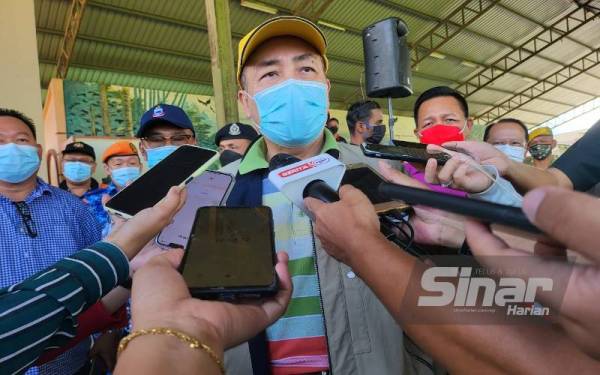 Hajiji ketika ditemui pemberita selepas menyampaikan wang ihsan dan bakul makanan kepada mangsa banjir di Pentas Utama Padang Kota Marudu.