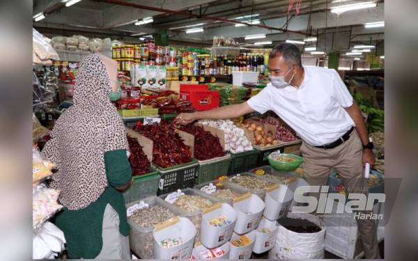 Saifullizan meninjau pematuhan peraturan oleh peniaga sempena walkabout pelaksanaan Skim Harga Maksimum Keluarga Malaysia (SHMKM) di Pasar Besar Ipoh di sini pada Rabu.