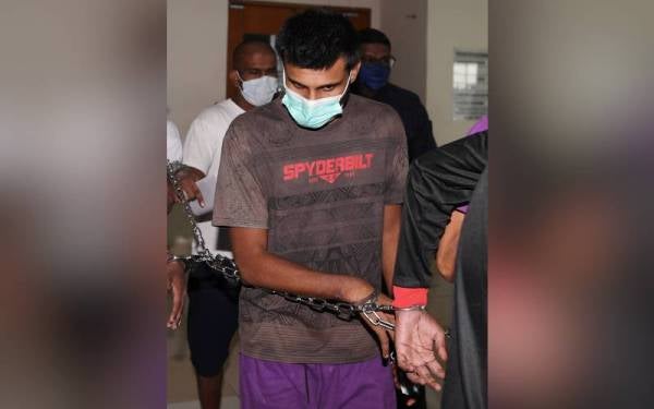 S. Davandrakumar, 28, dan kekasihnya M. Sutha, 26, dihadapkan di Mahkamah Majistret Klang hari ini, atas pertuduhan menyebabkan kematian seorang kanak-kanak lelaki berusia tiga tahun pada 24 Disember lalu. - Foto Bernama