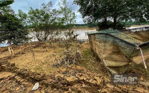 Mohamad Syahir mengalami kerugian kira-kira RM25,000 selepas hampir 35,000 ekor ikan terutama jenis patin terlepas ke air akibat banjir baru-baru ini.