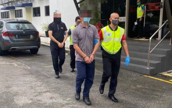 Mereka ditahan di kilang berkenaan dalam satu serbuan JAS pada jam 4 petang