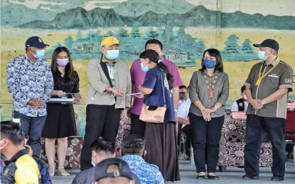 Hajiji menyampaikan bantuan wang ihsan dan bakul makanan kepada mangsa banjir yang ditempatkan di PPS Dewan Komuniti Kota Marudu.