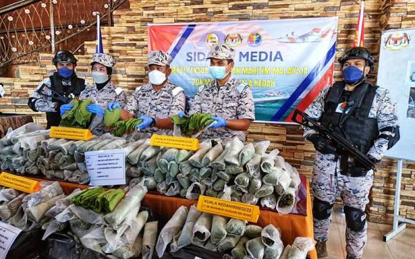 Mohd Zawawi (tiga dari kanan) pada sidang akhbar di Alor Setar pada Rabu menunjukkan daun ketum yang dirampas dalam serbuan di perairan Kuala Kedah.