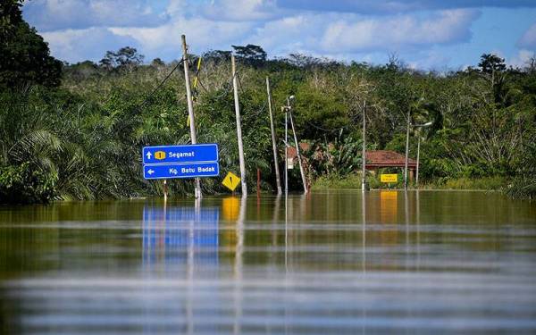 Laluan jalan raya ke Segamat dan Kampung Batu Badak hampir ditenggelami air akibat bencana banjir yang mencecah kedalamam sehingga 14 kaki di Kampung Seberang Batu Badak, hari ini.