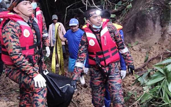Mayat mangsa ditemui tersepit di celah batu selepas dibawa arus sungai di Beluran pada Rabu.