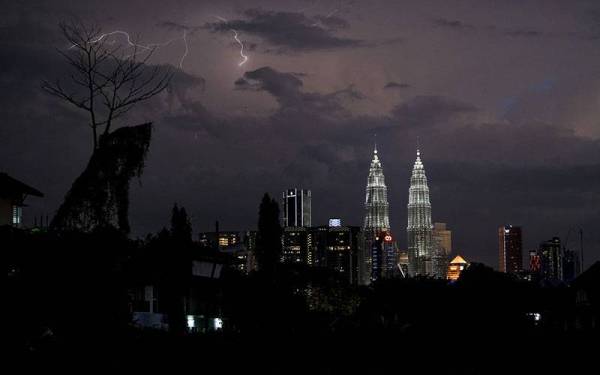 Gambar kilat yang sempat dirakamkan ketika tinjauan berkaitan cuaca di sekitar ibu kota hari ini.