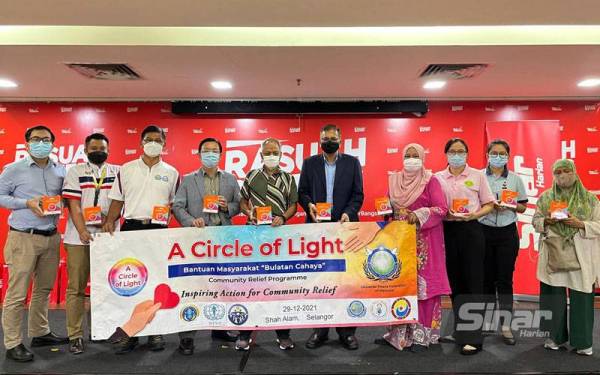 Dari kiri: Simon, Luqman, Kean Kok, Peng Keong, Muhammad Nasir, Sudesh, Wan Normi, Tan Wan, Jennise dan Rosni ketika sesi penyerahan sumbangan untuk Misi #BantuanBencana Sinar Harian X Rasuah Busters di Kompleks Karangkraf baru-baru ini.