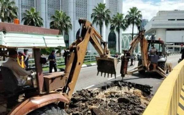 Laluan Jalan Kinabalu dari arah Cheras yang ditutup akibat mendapan tanah pada Selasa, sudah dibuka kepada pengguna jalan raya setelah kerja pembaikan dan pemulihan jalan telah selesai pada Rabu.