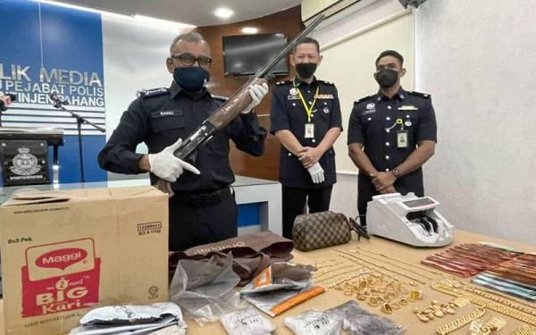 Ramli menunjukkan senapang patah yang turut dirampas