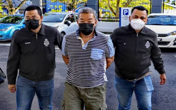 Tertuduh (tengah) mengaku tidak bersalah di Mahkamah Sesyen Seremban pada Khamis atas 21 pertuduhan pengubahan wang haram bernilai RM2.7 juta antara tahun 2015 hingga 2020.