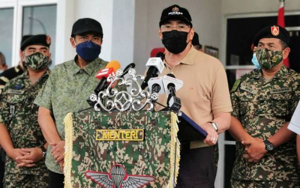 Hishammuddin (dua dari kanan) bersama Menteri Besar Terengganu, Datuk Seri Dr Ahmad Samsuri Mokhtar (dua dari kiri) ketika sidang akhbar khas Ops Murni ATM di Terengganu pada Khamis.