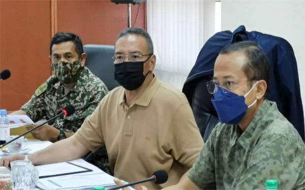 Hishammuddin (tengah) ketika menghadiri taklimat sempena Op Murni Angkatan Tentera Malaysia (ATM) di Kem Batalion 18 Rejimen Askar Melayu Diraja (RAMD) di Seberang Takir, Kuala Nerus pada Khamis.