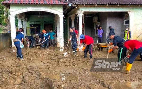 Sebahagian sukarelawan dari Rompin yang turun padang membantu mangsa banjir di Bentong.