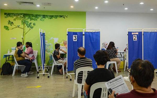 Orang awam yang juga para penerima vaksin hadir bagi mendapatkan suntikan vaksin penggalak Covid-19 di Pusat Vaksinasi Covid-19 Subang Parade hari ini.