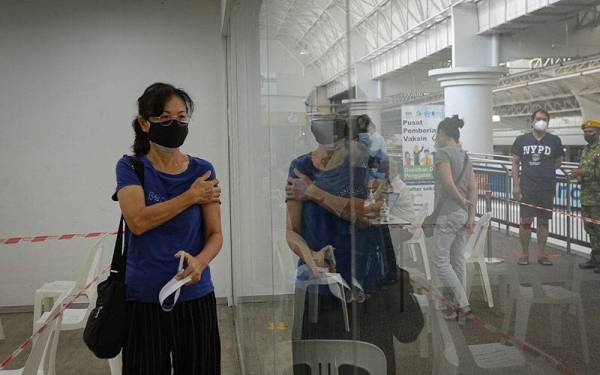 Orang awam yang juga para penerima vaksin hadir bagi mendapatkan suntikan vaksin penggalak Covid-19 di Pusat Vaksinasi Covid-19 Subang Parade hari ini.