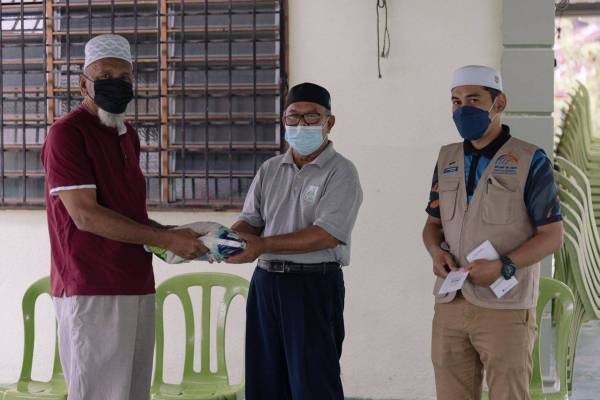 Penyerahan sumbangan sebanyak RM3,945 diserahkan kepada Setiausaha Kehormat Yayasan Anak-Anak Yatim/Piatu Islam Port Dickson, Mokhtar Ibrahim