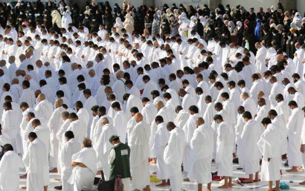 Penjarakan fizikal kembali dilaksanakan untuk mengekang penularan Covid-19 di Masjidil Haram di Makkah. - Foto AFP