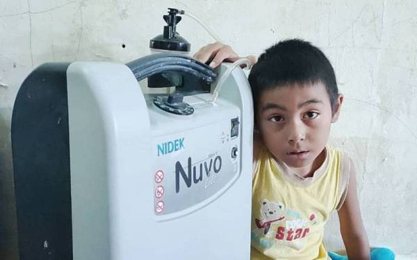 Mohd Hisyamuddin perlu menggunakan alat bantuan pernafasan bagi meneruskan kehidupan.