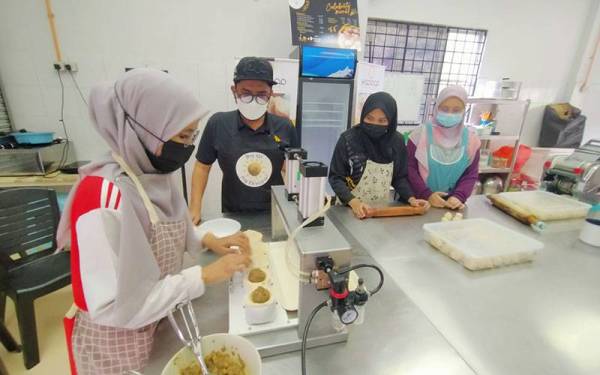 Mesin yang sedia ada di kilang ketika ini mampu menghasilkan sehingga 400 biji karipap sehari dengan bantuan tiga pekerja.